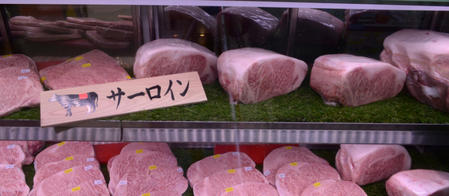 新鮮なお肉をショーケースから選んで、そのまま鉄板でいただけます。