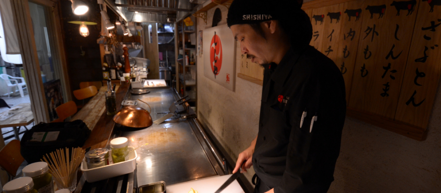 店内はカウンター席座れるスペースのある小さなカフェテリア風の食事処